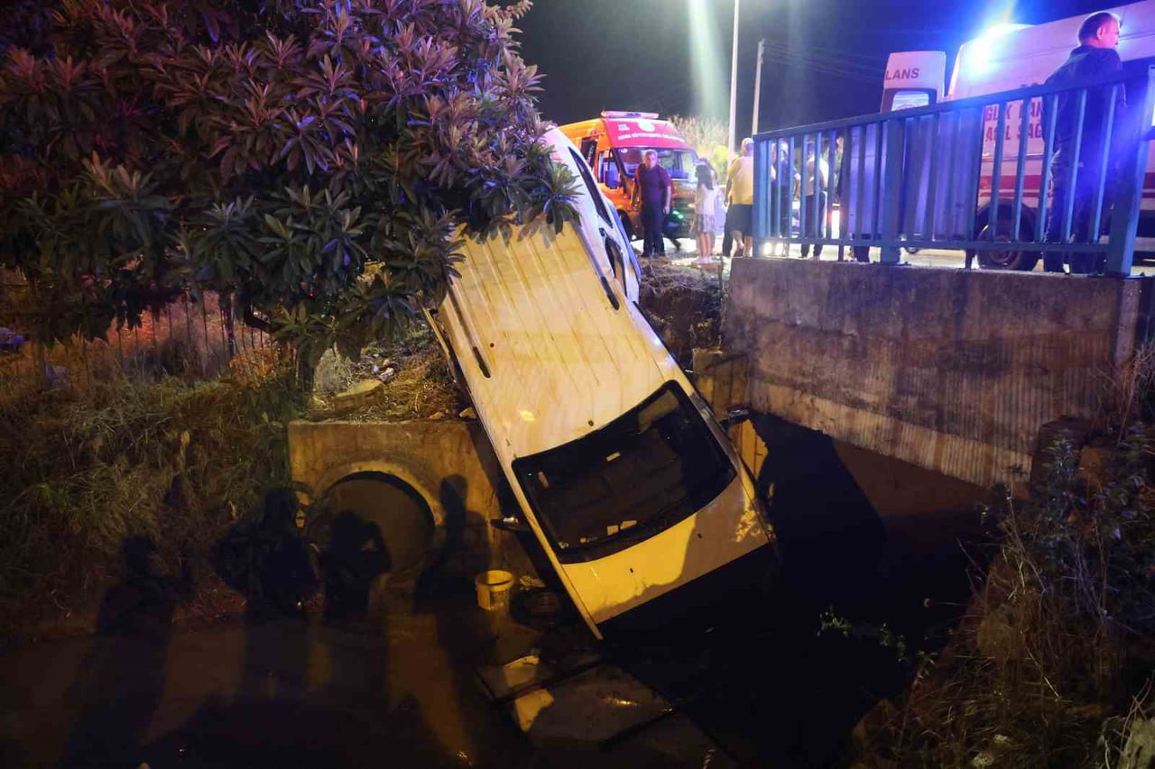 ADANA’NIN KOZAN İLÇESİNDE YAĞIŞ NEDENİYLE KAYGANLAŞAN YOLDA SÜRÜCÜSÜNÜN KONTROLÜNDEN ÇIKAN...