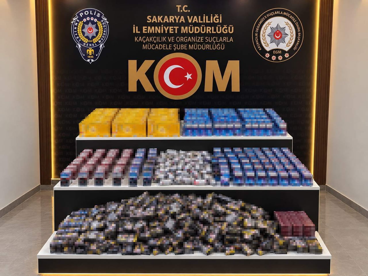ADAPAZARI İLÇESİNDE POLİS EKİPLERİNCE BİR İŞ YERİ VE DEPOYA DÜZENLENEN OPERASYONDA BİNLERCE PAKET...