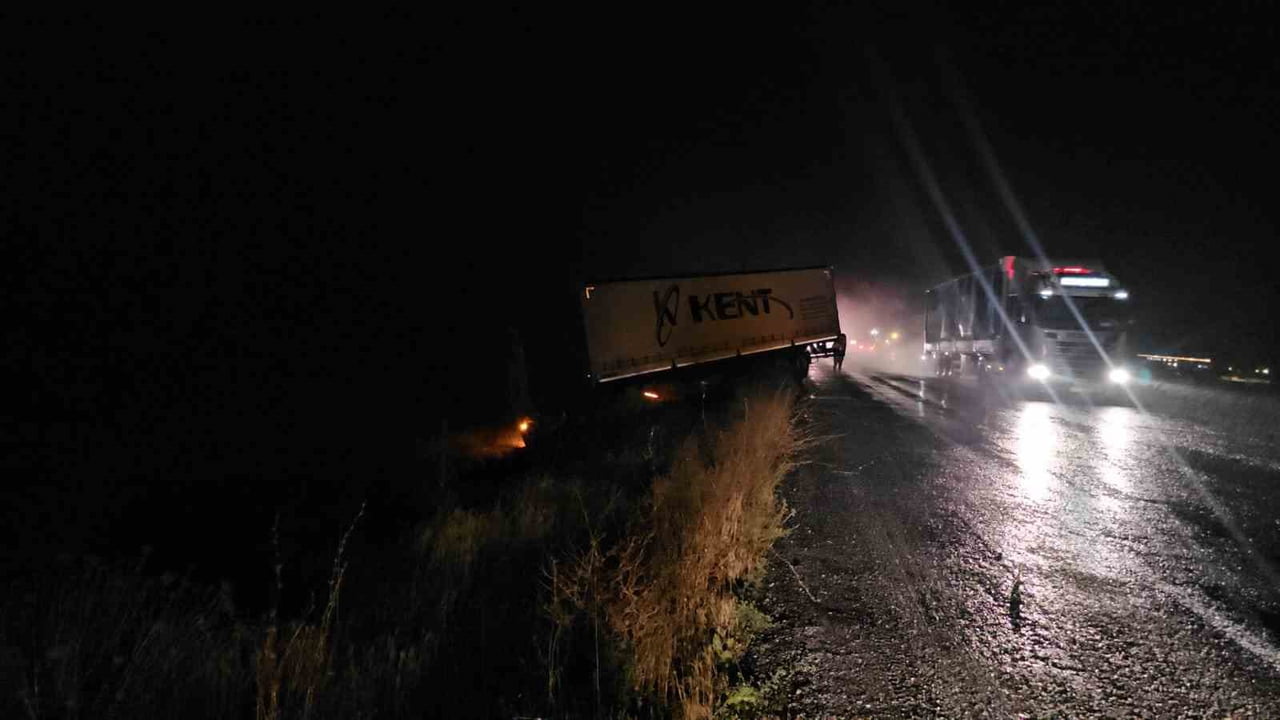ADİLCEVAZ'DA YAĞIŞ KAZAYA NEDEN OLDU: TIR ŞARAMPOLE UÇTU