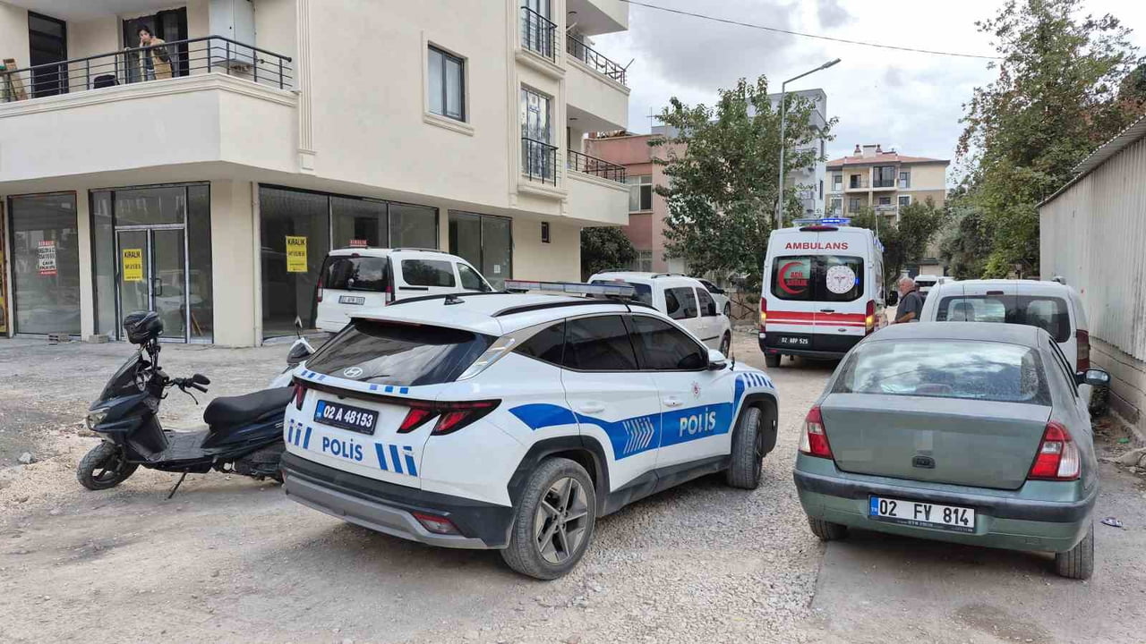 ADIYAMAN'DA KARDEŞLER ARASINDA ÇIKAN TARTIŞMANIN BIÇAKLI KAVGAYA DÖNÜŞMESİ SONUCU BİR KİŞİ...