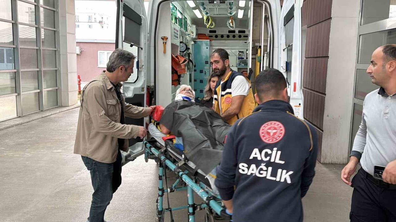 ADIYAMAN'DA KONTROLDEN ÇIKARAK DEVRİLEN MOTOSİKLETİN SÜRÜCÜSÜ YARALANDI.
