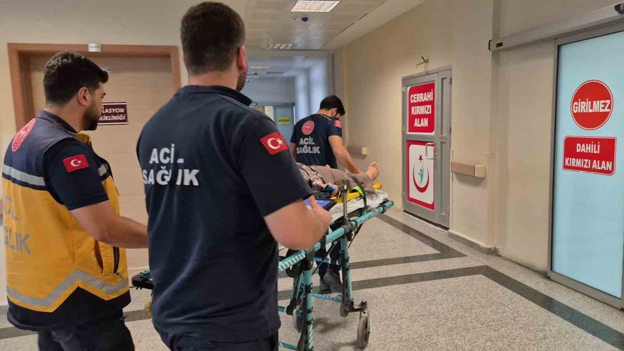ADIYAMAN'DA MEYDANA GELEN TRAFİK KAZASINDA ÜÇ TEKERLEKLİ MOTOSİKLETİN DEVRİLMESİ SONUCU 2 KİŞİ...