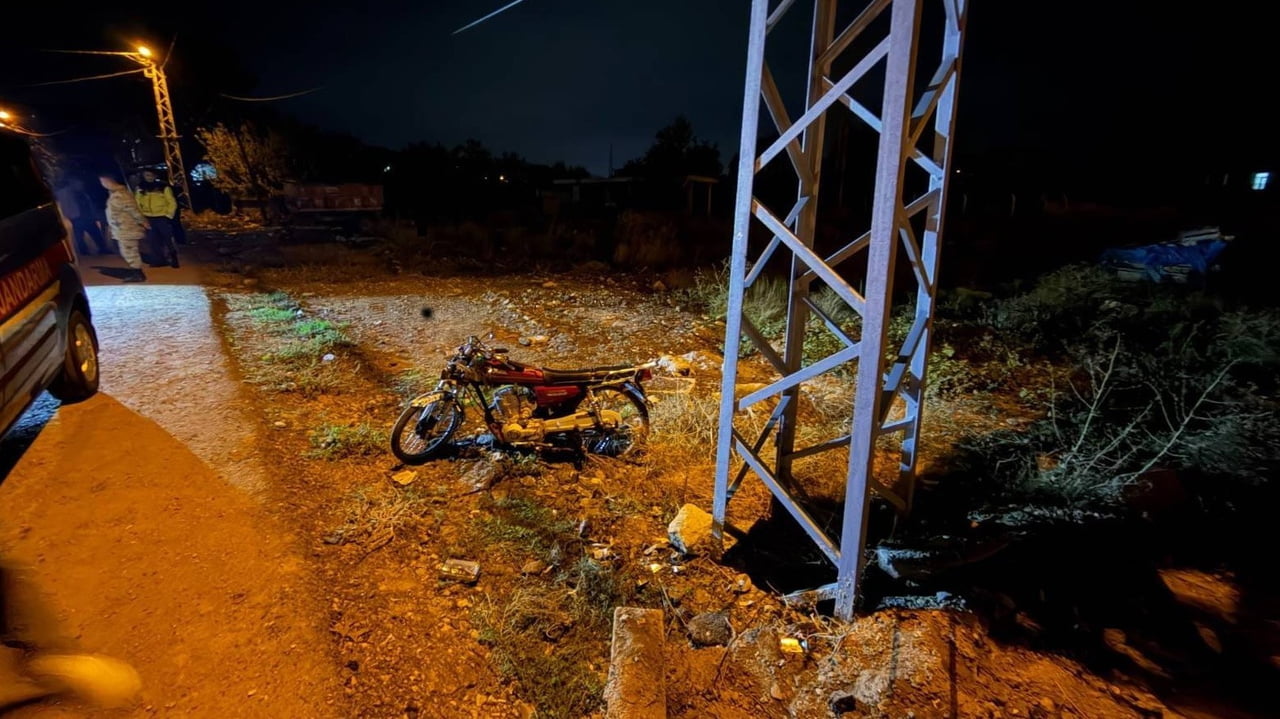 ADIYAMAN'IN GÖLBAŞI İLÇESİNDE ELEKTRİK DİREĞİNE ÇARPAN MOTOSİKLET SÜRÜCÜSÜ HAYATINI...
