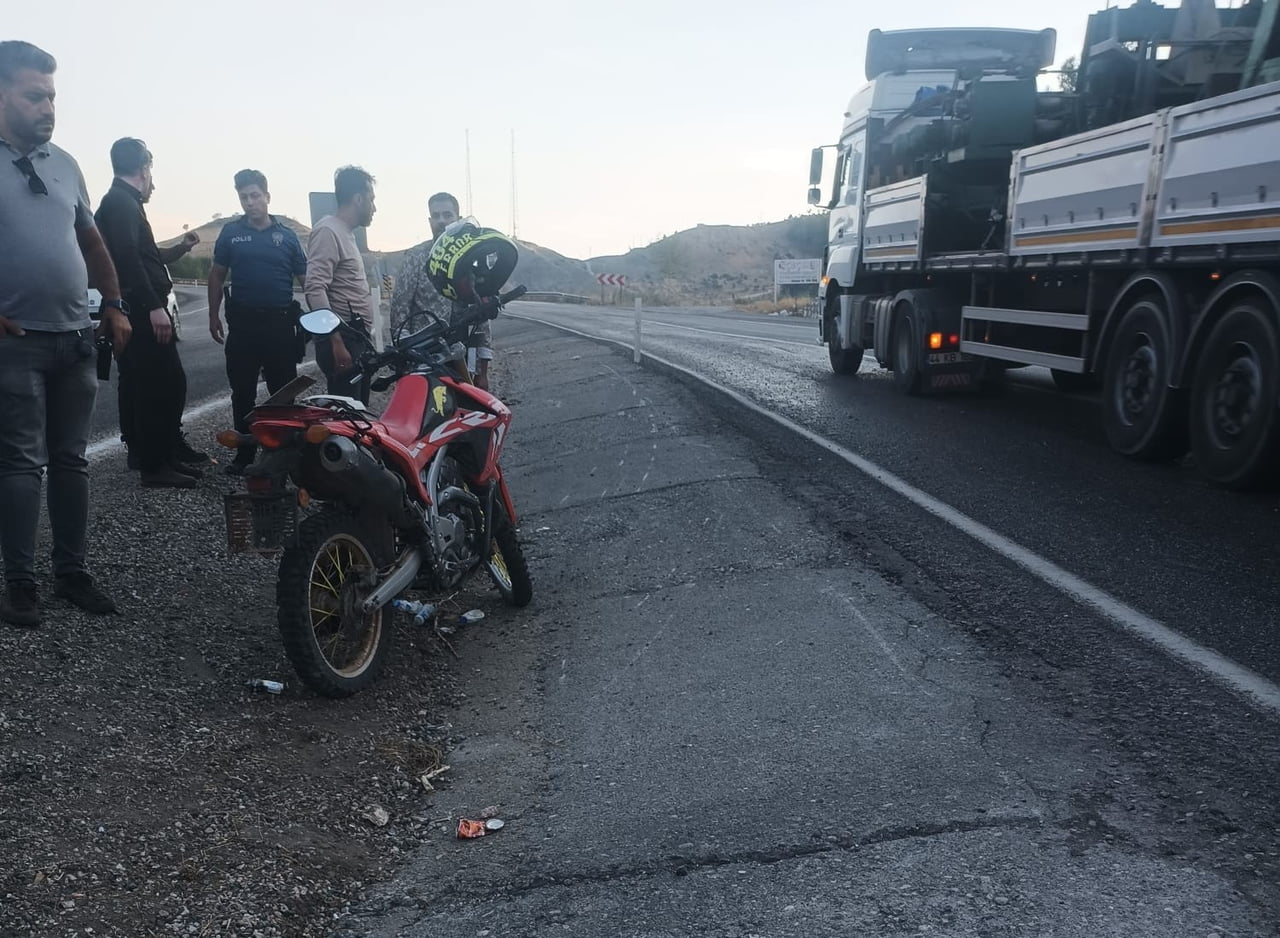 ADIYAMAN'IN GÖLBAŞI İLÇESİNDE MOTOSİKLETİN BARİYERLERE ÇARPMASI SONUCU 1 KİŞİ YARALANDI.