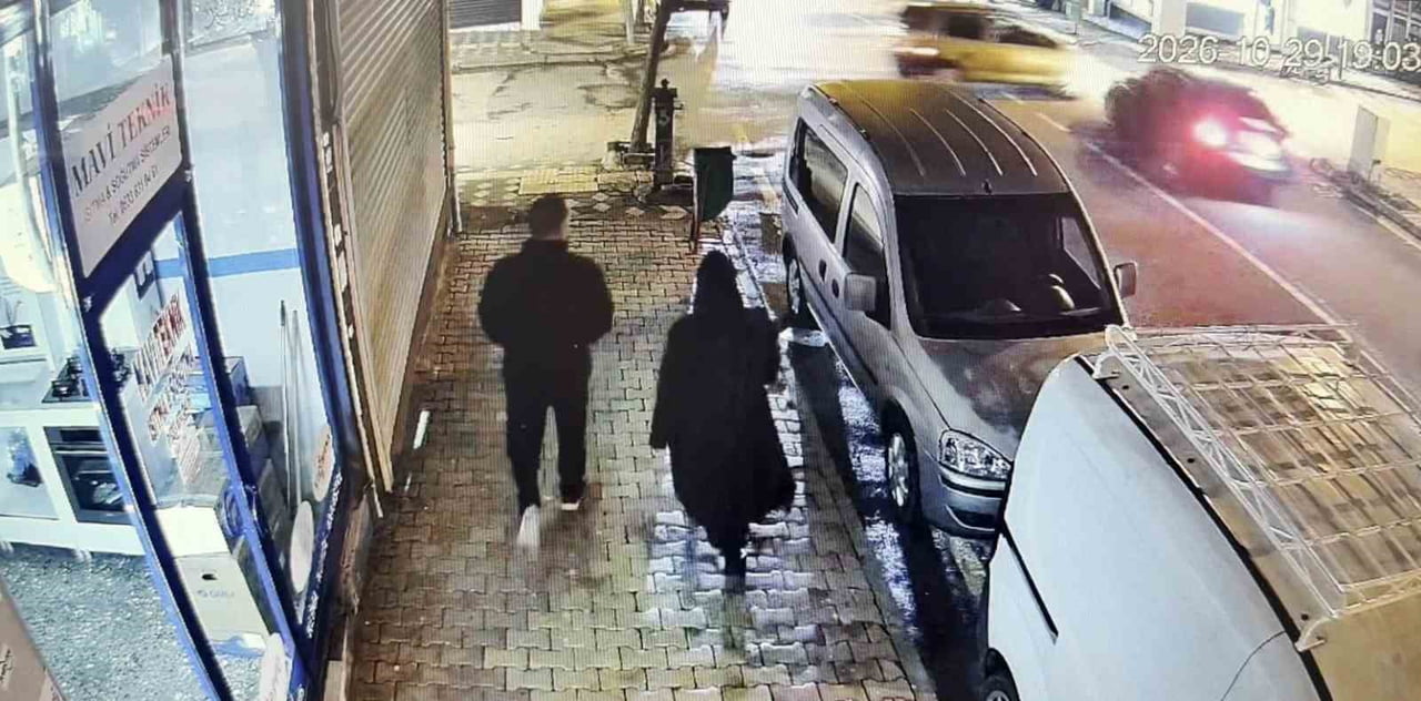 ADIYAMAN'IN KAHTA İLÇESİNDE 2 KİŞİNİN YARALANDIĞI TRAFİK KAZASINA İLİŞKİN GÜVENLİK KAMERASI...