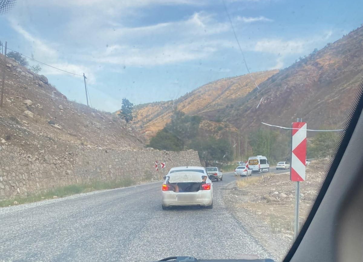 ADIYAMAN-ÇELİKHAN KARAYOLUNDA SEYİR HALİNDEKİ BİR OTOMOBİLİN BAGAJINDA YOLCULUK YAPAN KİŞİ...