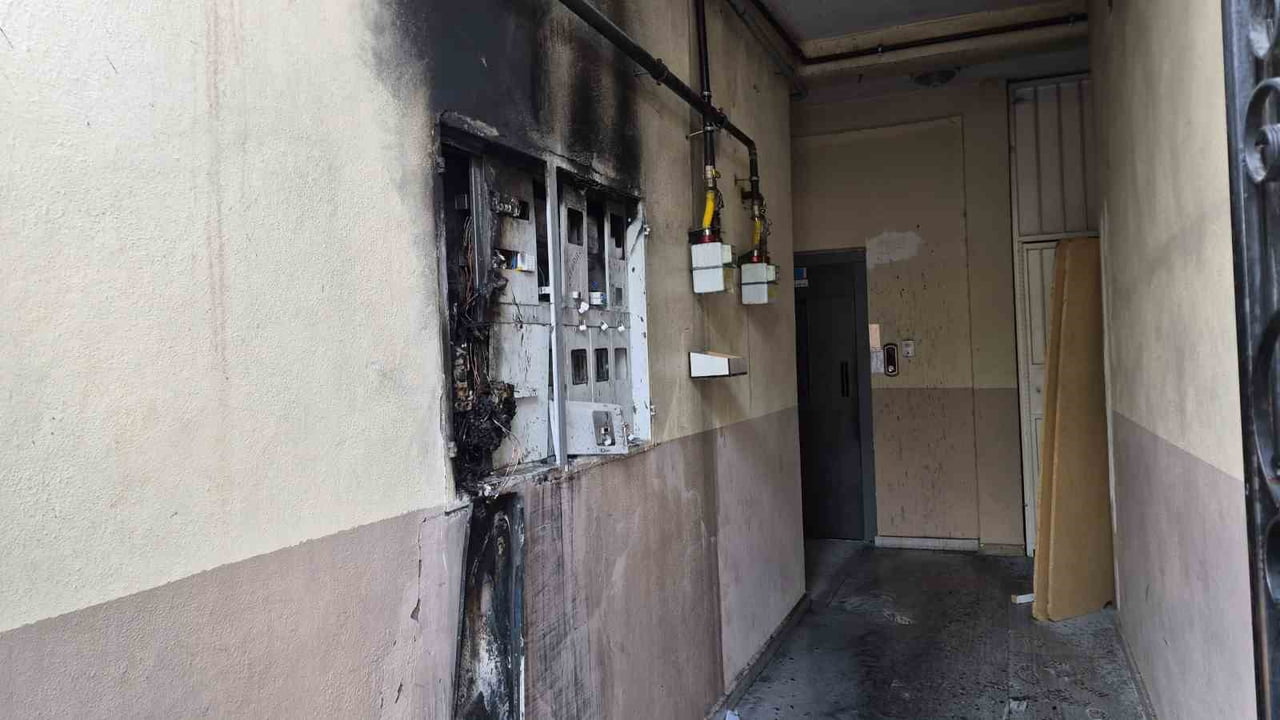 ADIYAMAN’DA 5 KATLI BİNANIN ZEMİN KATINDA BULUNAN ELEKTRİK PANOSUNDA ÇIKAN YANGIN, KISA SÜRELİ...