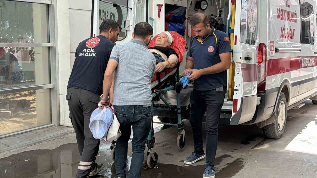 ADIYAMAN’DA 65 YAŞINDAKİ KADIN, ELİNDEN DÜŞEN BIÇAĞIN AYAĞINA SAPLANMASI SONUCU YARALANDI.