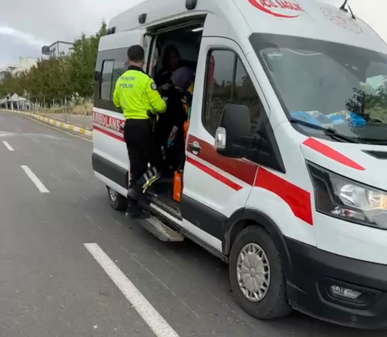 ADIYAMAN’DA, ALT YAPI ÇALIŞMALARI SONRASI KARAKOLUNA UYARI AMACIYLA BIRAKILAN KİLİTLİ PARKE TAŞINA...