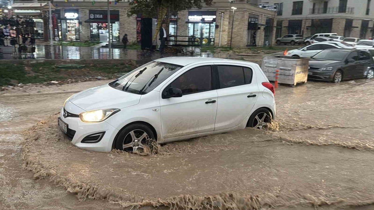 ADIYAMAN’DA ANİDEN BASTIRAN SAĞANAK YAĞIŞ, CADDE VE SOKAKLARI GÖLE ÇEVİRDİ.   BAZI YOLLARDA...