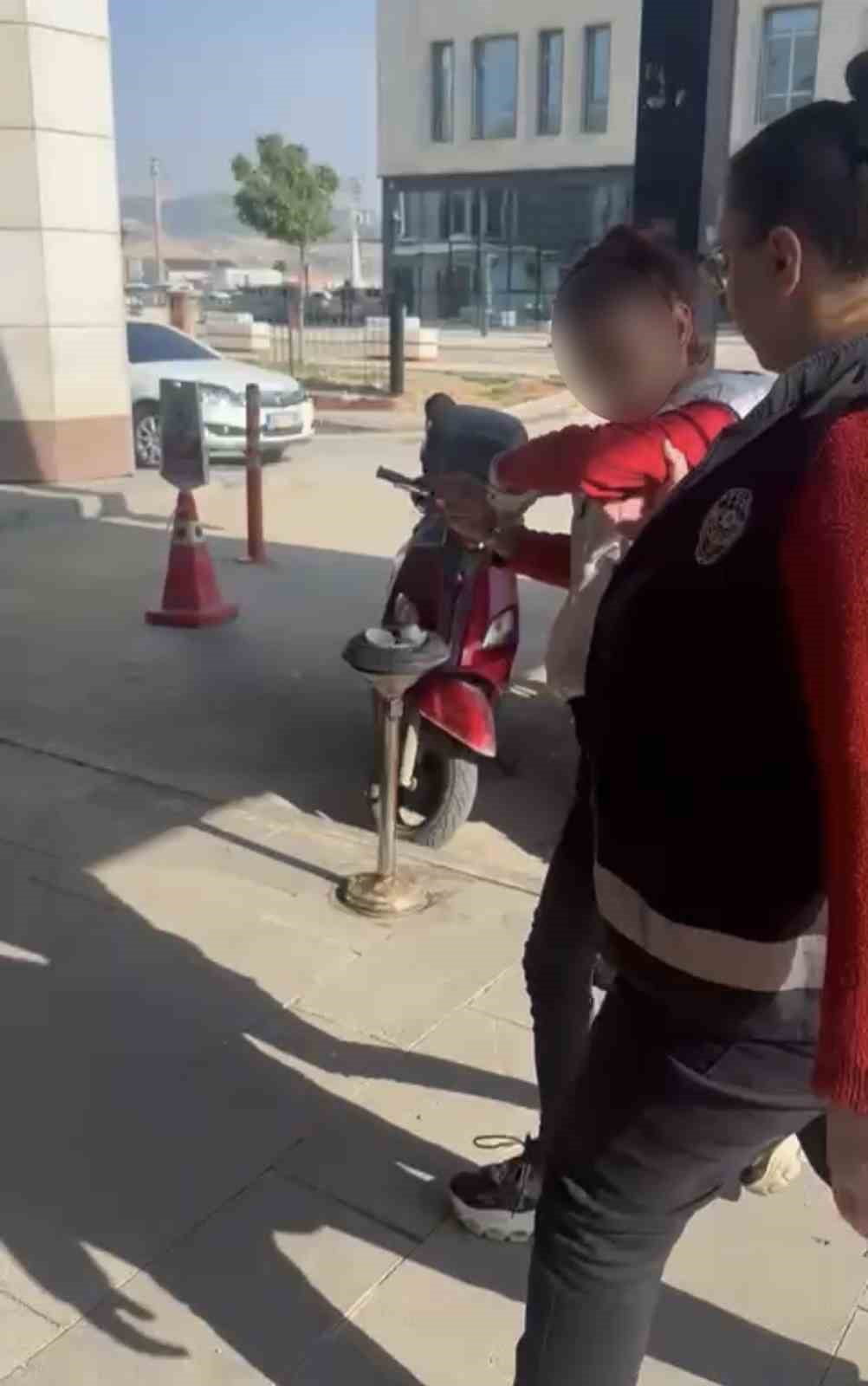ADIYAMAN’DA, BİR KAÇ GÜN ÖNCE ÇÖPTE KARNINI DOYURMAYA ÇALIŞAN KEDİYE TAŞ ATARAK VURAN KADIN ŞAHIS...
