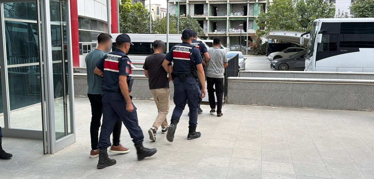 ADIYAMAN’DA DEAŞ TERÖR ÖRGÜTÜNE YÖNELİK DÜZENLENEN OPERASYONDA IRAK UYRUKLU 5 ŞÜPHELİ TUTUKLANDI...