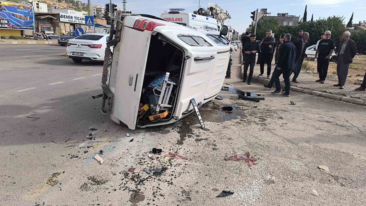 ADIYAMAN’DA OTOMOBİL İLE KAMYONET’İN ÇARPIŞMASI SONUCU MEYDANA GELEN TRAFİK KAZASINDA 4 AYLIK...