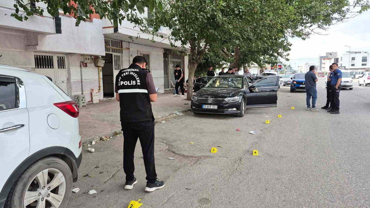 ADIYAMAN’DA PARK HALİNDEKİ BİR OTOMOBİL KURŞUNLARIN HEDEFİ OLDU.