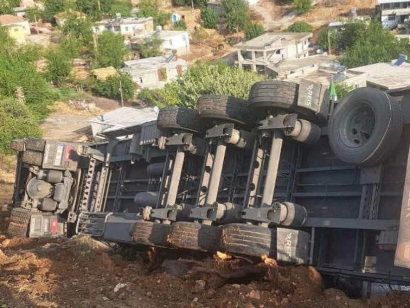 ADIYAMAN’DA RAMPADA KONTROLDEN ÇIKARAK DEVRİLEN TIRDA BULUNAN 1 KİŞİ YARALANDI.