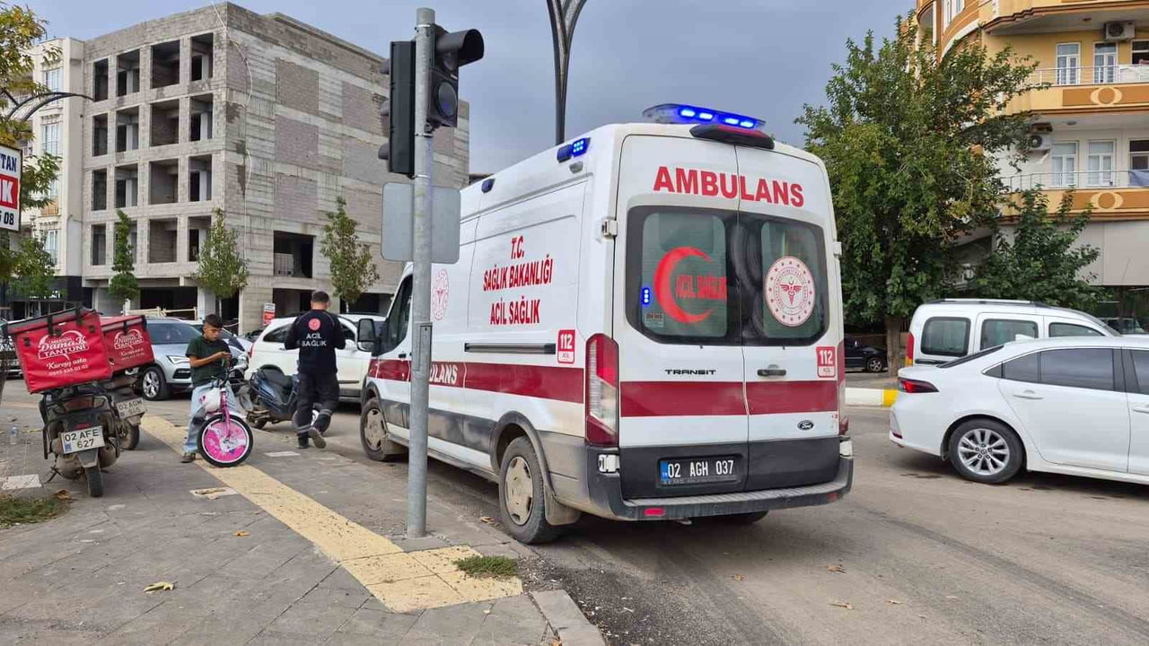 ADIYAMAN’DA, SÜRÜCÜSÜNÜN DİREKSİYON HAKİMİYETİNİ KAYBETTİĞİ MOTOSİKLETİN DEVRİLMESİ SONUCU 1 KİŞİ...