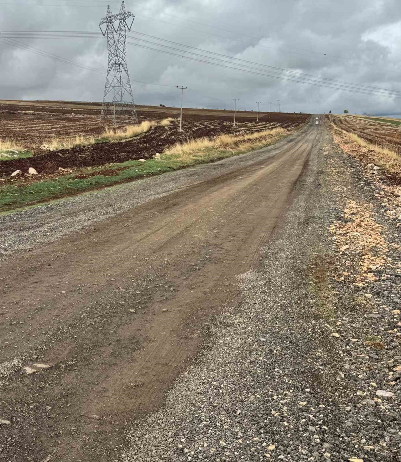 ADIYAMAN’DA, UZUN BİR SÜREDİR BOZUK OLAN KÖY YOLU VATANDAŞLARIN TEPKİSİNE NEDEN OLUYOR.