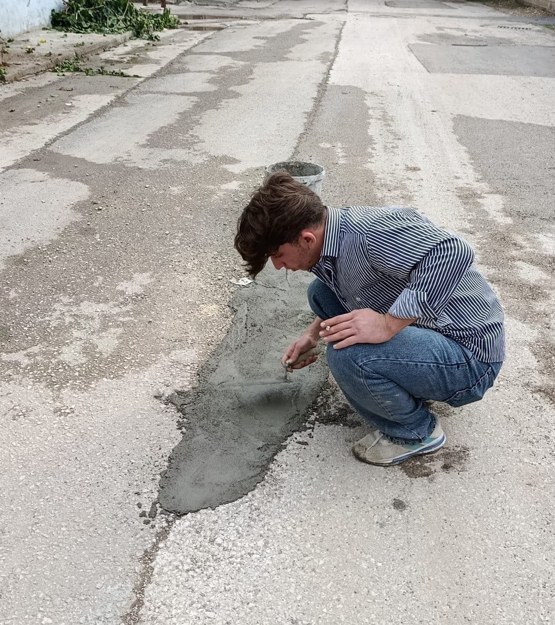 ADIYAMAN’DA VATANDAŞLAR UZUN ZAMANDIR YAPILMAYAN ÇUKURLU YOLLARI KENDİ İMKANLARIYLA BETON DÖKEREK...