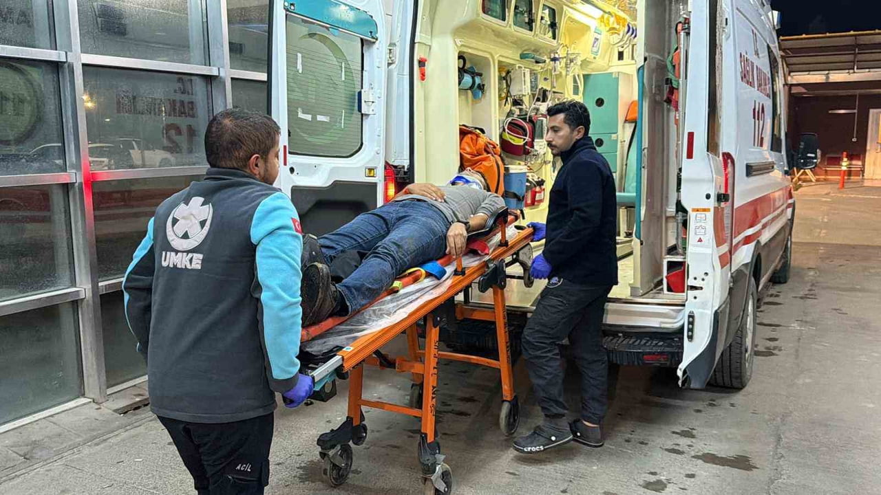 ADIYAMAN’DA, YAĞMUR YAĞIŞI NEDENİYLE ISLANAN YOLDA DEVRİLEN MOTOSİKLETİN SÜRÜCÜSÜ...