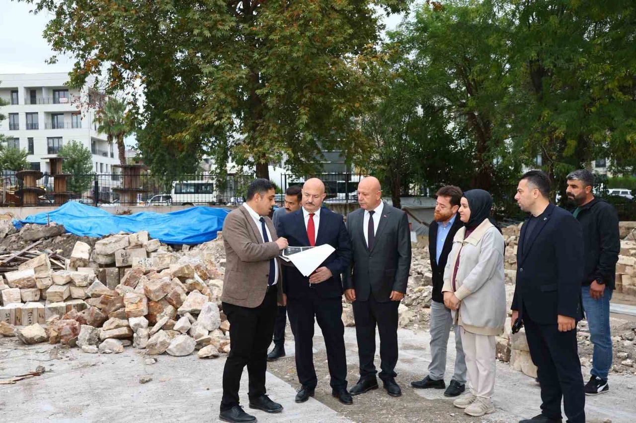 ADIYAMAN’DA YAPIMI DEVAM EDEN ARKEOLOJİ MÜZESİ İNŞAATINDA ÇALIŞMALAR SÜRERKEN, VALİ ABDULLAH KÜÇÜK...