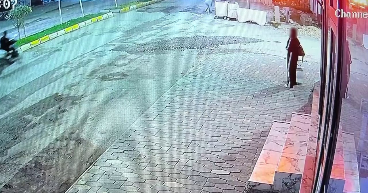 ADIYAMAN’DA YOLDA YÜRÜYEN BİR KADIN, KALDIRIM KENARINDA YEMEK YİYEN KEDİYİ TAŞLA VURARAK OLAY...