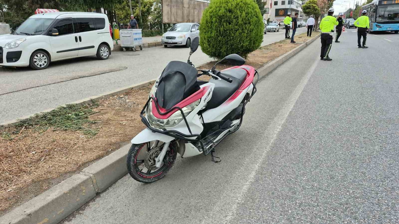 ADIYAMAN’DA, YOLUN KARŞI TARAFINA GEÇMEYE ÇALIŞAN YAYAYA MOTOSİKLETİN ÇARPMASI SONUCU 1’İ AĞIR 2...