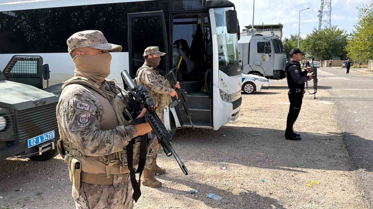 ADIYAMAN’DA, ‘YÜKSEK SESLİ MÜZİK’ MESELESİ DOLAYISIYLA İKİ KALABALIK GRUP ARASINDA ÇIKAN SİLAHLI...