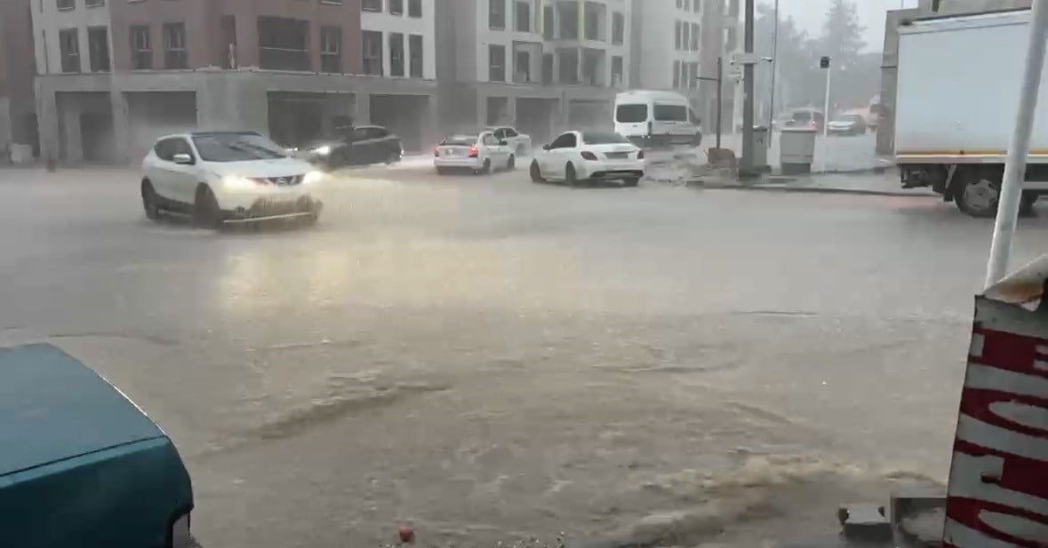 ADIYAMAN’IN BESNİ İLÇESİNDE ETKİLİ OLAN SAĞANAK YAĞIŞ NEDENİYLE CADDE VE SOKAKLAR GÖLE DÖNERKEN...