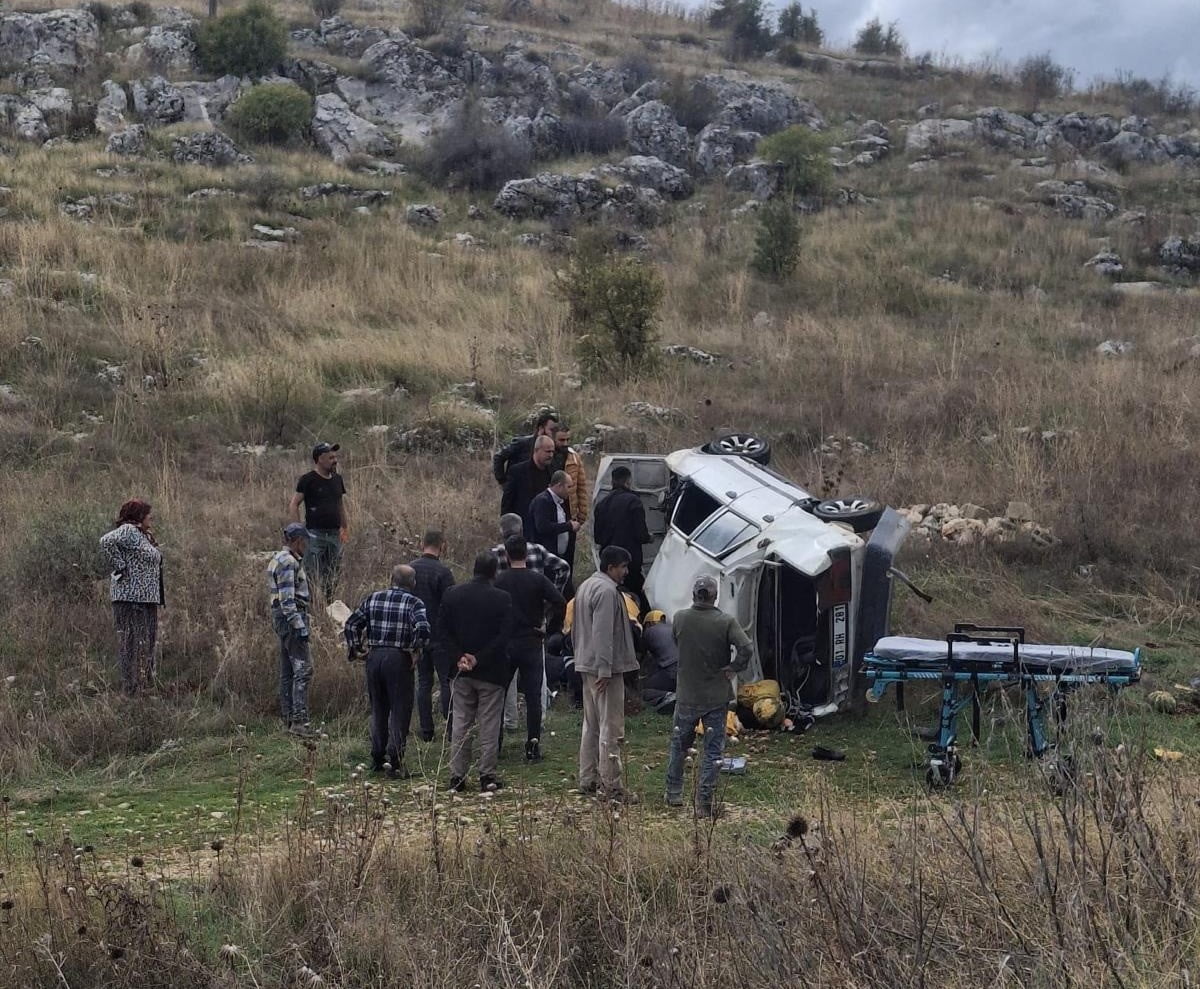 ADIYAMAN’IN BESNİ İLÇESİNDE OTOMOBİLİN ŞARAMPOLE YUVARLANMASI SONUCU 2 KİŞİ YARALANDI.