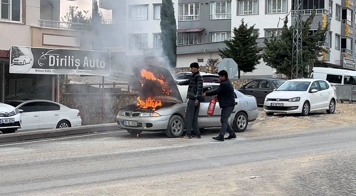 ADIYAMAN’IN BESNİ İLÇESİNDE SEYİR HALİNDEKİ BİR OTOMOBİLDE ÇIKAN YANGIN PANİĞE NEDEN...