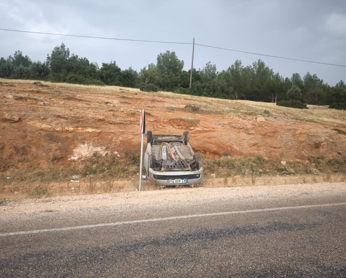 ADIYAMAN’IN BESNİ İLÇESİNDE TAKLA ATARAK TERS DÖNEN OTOMOBİLDEKİ 2 KİŞİ YARA ALMADAN...
