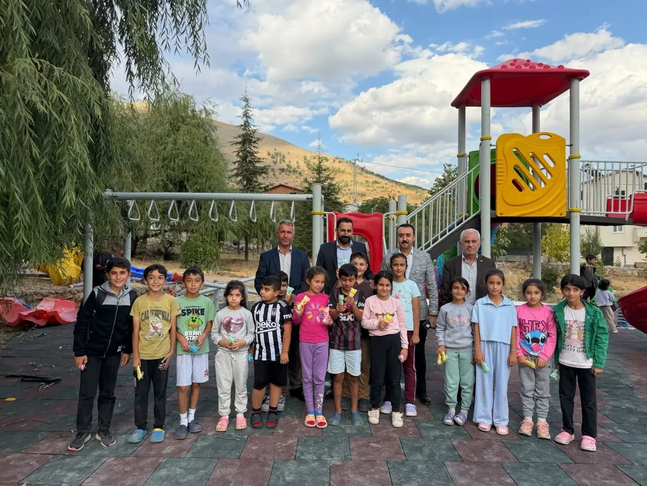 ADIYAMAN’IN ÇELİKHAN KAYMAKAMI ÖZGÜR PELVAN İLÇEYE BAĞLI PINARBAŞI BELDESİNDE DEPREM KONUTLARI İLE...