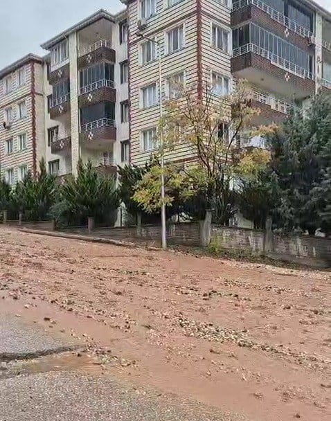 ADIYAMAN’IN GÖLBAŞI İLÇESİNDE ETKİLİ OLAN ŞİDDETLİ YAĞIŞ NEDENİYLE MİMAR SİNAN MAHALLESİ’NDE...