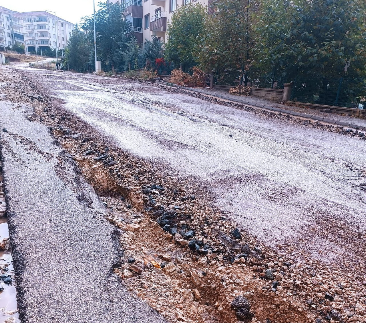 ADIYAMAN’IN GÖLBAŞI İLÇESİNDE ETKİLİ OLAN ŞİDDETLİ YAĞIŞIN ARDINDAN SEL SULARI KARAYOLUNDA HASARA...