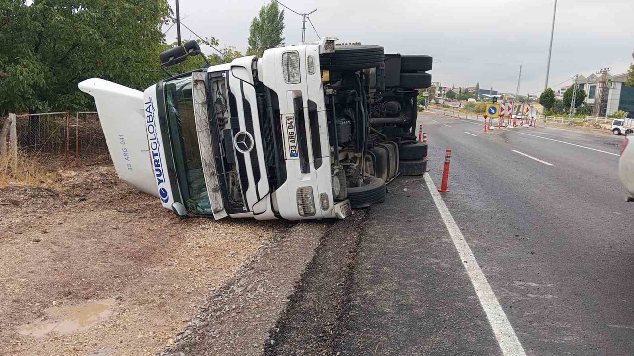 ADIYAMAN’IN GÖLBAŞI İLÇESİNDE KONTROLDEN ÇIKAN TIRIN YAN YATMASI SONUCU MEYDANA GELEN KAZADA...