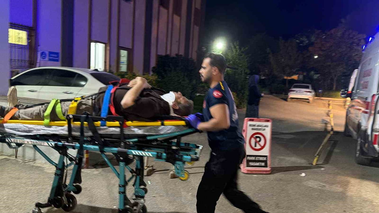 ADIYAMAN’IN KÂHTA İLÇESİNDE 2 ARACIN KARIŞTIĞI TRAFİK KAZASINDA, 8 KİŞİ YARALANDI.