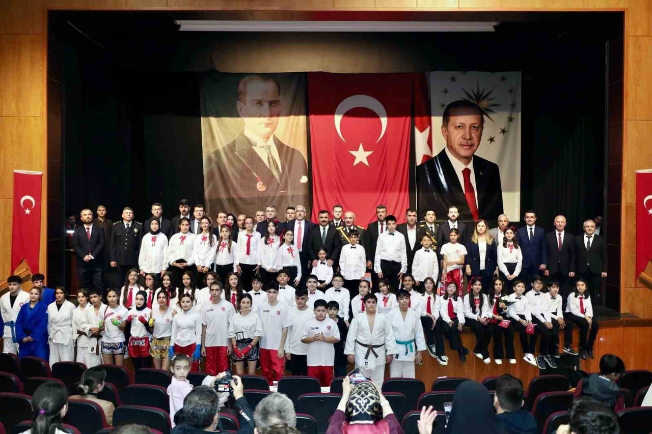 ADIYAMAN’IN KAHTA İLÇESİNDE 29 EKİM CUMHURİYET BAYRAMI’NIN 103. YIL DÖNÜMÜ DOLAYISIYLA KUTLAMA...