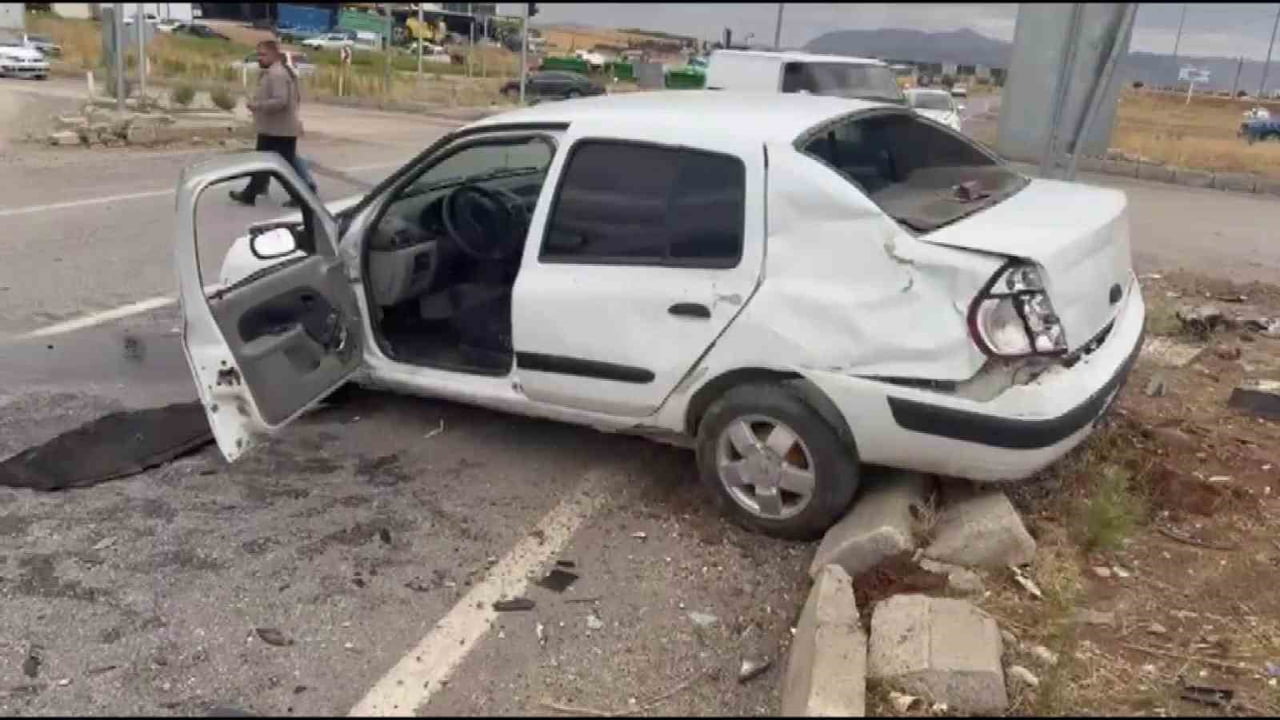 ADIYAMAN’IN KAHTA İLÇESİNDE İKİ OTOMOBİLİN KAFA KAFAYA ÇARPIŞMASI SONUCU MEYDANA GELEN KAZADA 5...