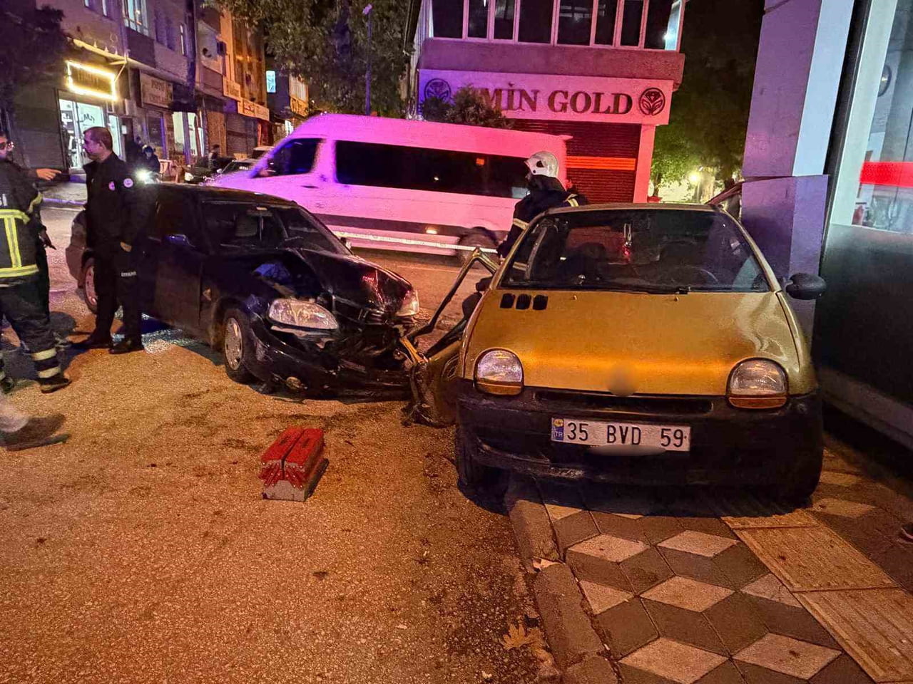 ADIYAMAN’IN KAHTA İLÇESİNDE İKİ OTOMOBİLİN KAVŞAKTA ÇARPIŞMASI SONUCU MEYDANA GELEN KAZADA 2 KİŞİ...