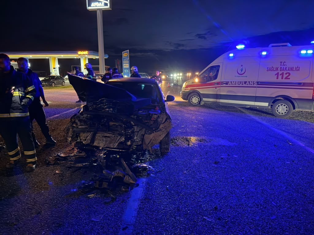 ADIYAMAN’IN KAHTA İLÇESİNDE OTOMOBİL İLE KAMYONETİN ÇARPIŞMASI SONUCU MEYDANA GELEN TRAFİK...