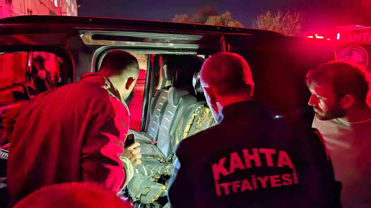 ADIYAMAN’IN KAHTA İLÇESİNDE PARK HALİNDEKİ BİR OTOMOBİLDE ÇIKAN YANGIN, TEKSTİL FABRİKASI...
