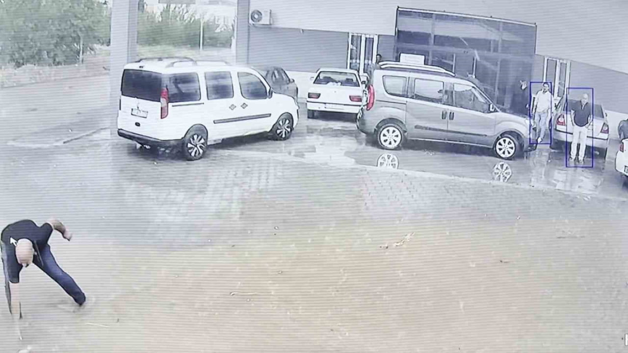 ADIYAMAN’IN KAHTA İLÇESİNDE SEL SULARINA KAPILARAK HAREKETSİZ KALAN CİVCİV, BELEDİYE ÇALIŞANININ...