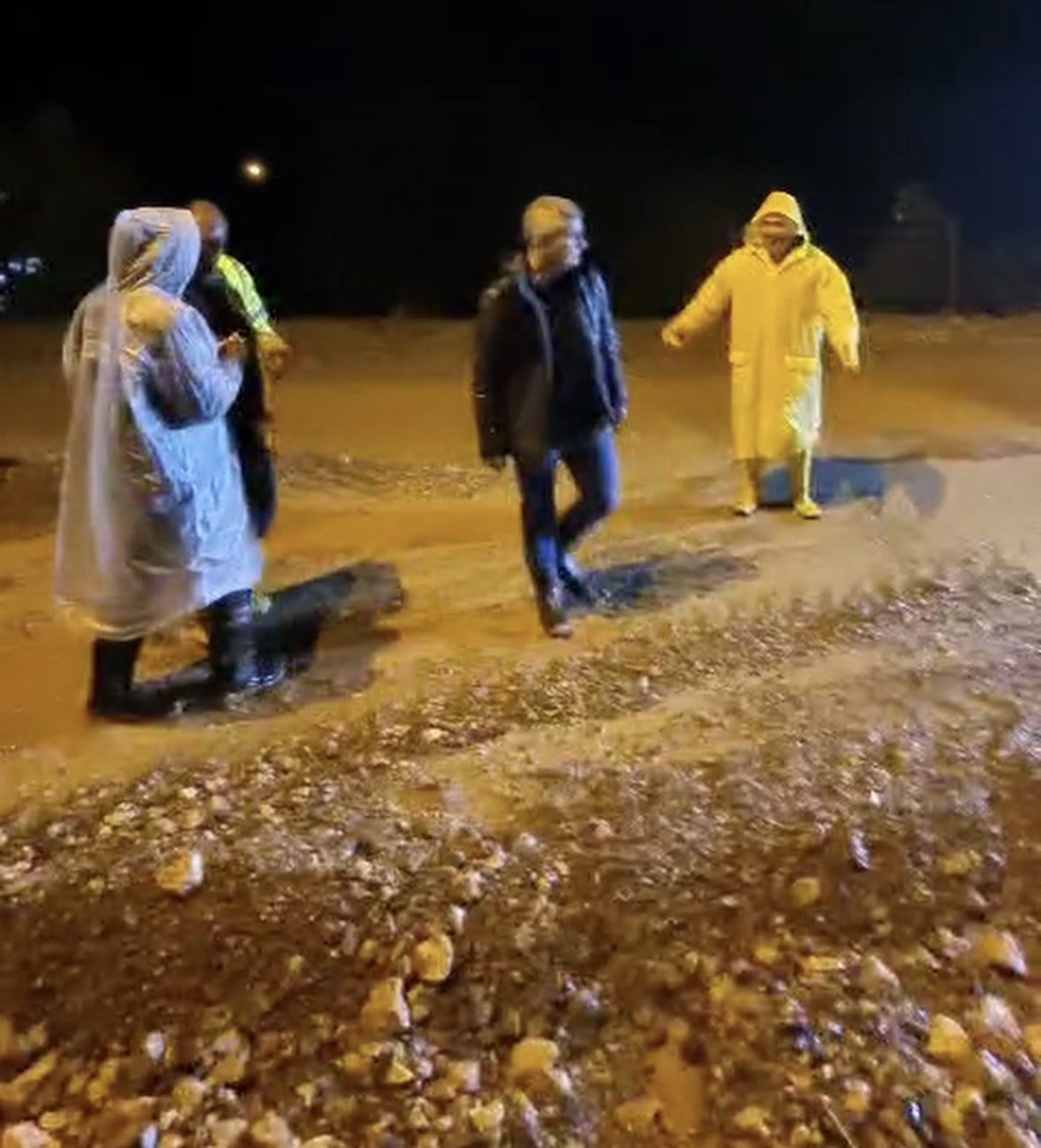 ADIYAMAN’IN TUT İLÇESİNDE ŞİDDETLİ YAĞIŞ SONRASI İLÇEDE SEL SULARI YOLLARI GÖLETE...