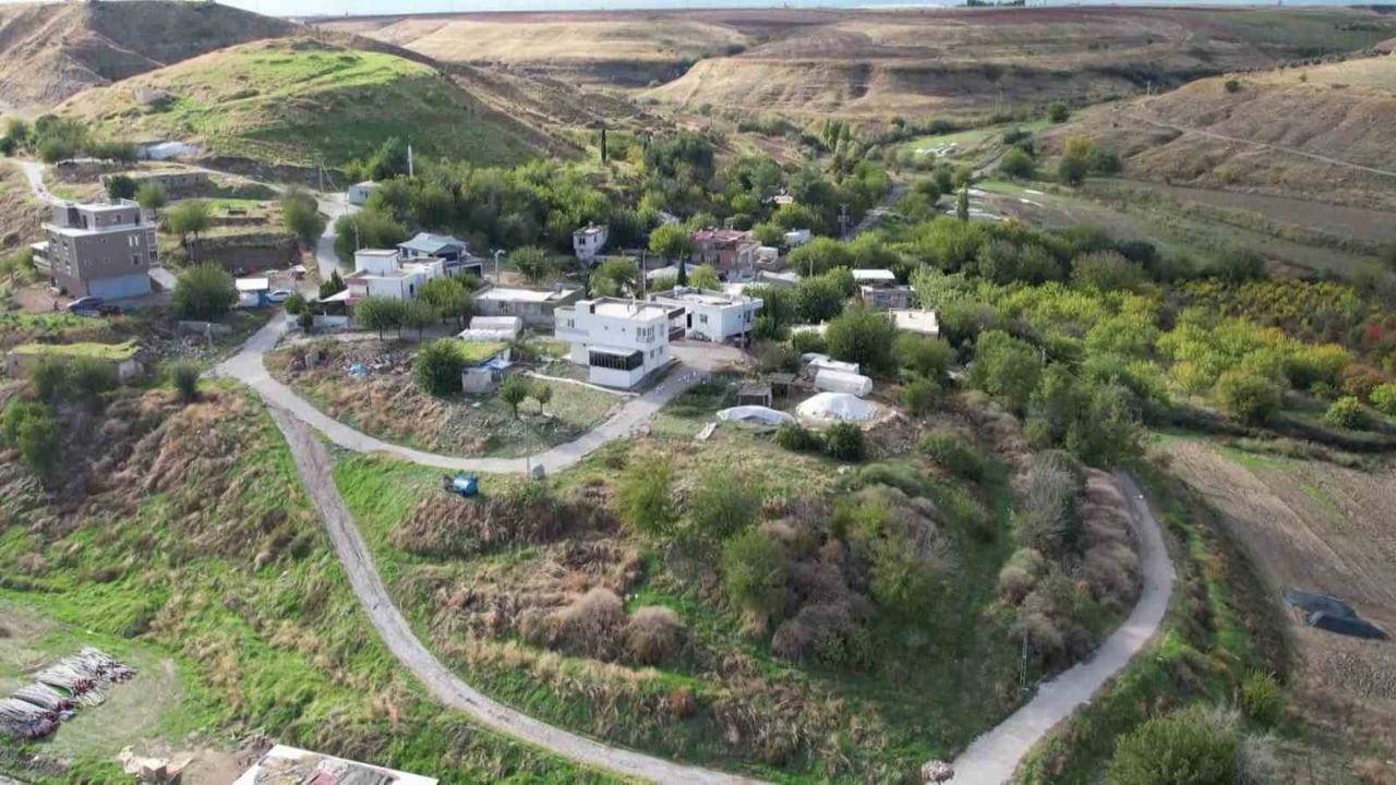 ADIYAMAN MERKEZE BAĞLI BOZTEPE KÖYÜ’NDE YAŞAYAN YAKLAŞIK 200 KİŞİ, BİR AYDIR SUSUZLUKLA MÜCADELE...