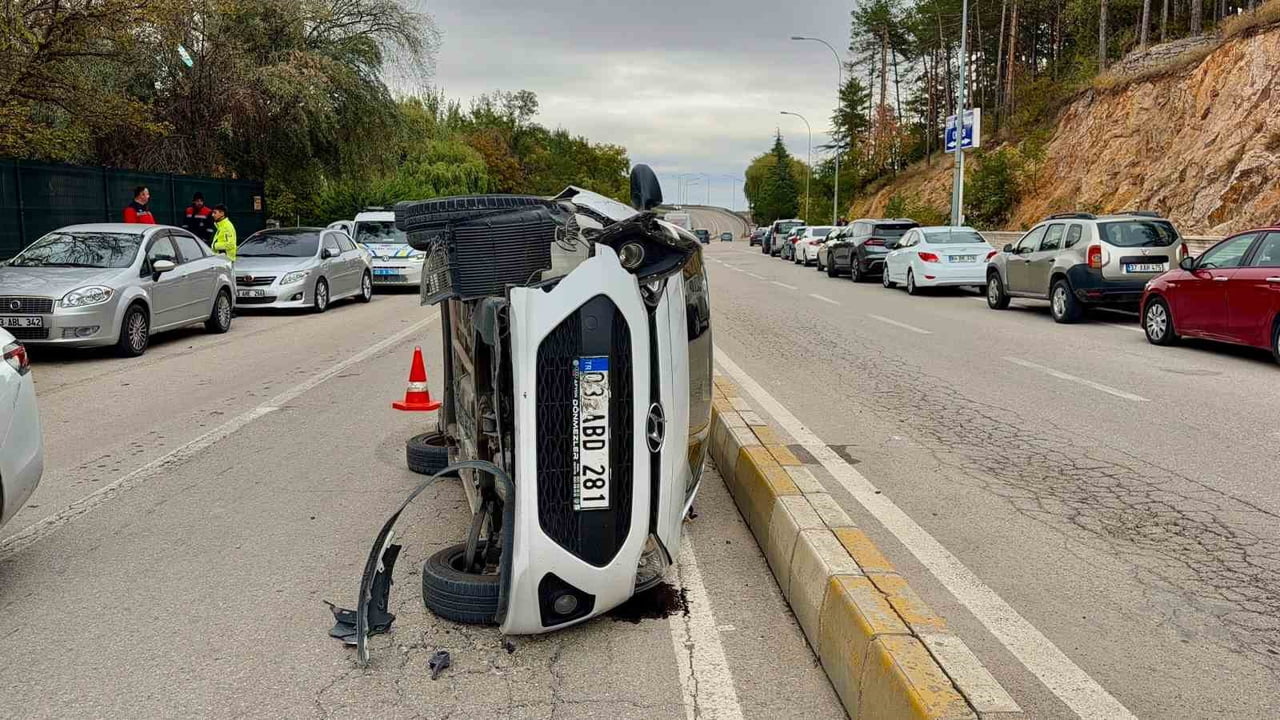 AFYONKARAHİSAR'DA İKİ OTOMOBİLİN ÇARPIŞMASI SONUCU YAŞANAN TRAFİK KAZASINDA DEVRİLEN ARACIN...