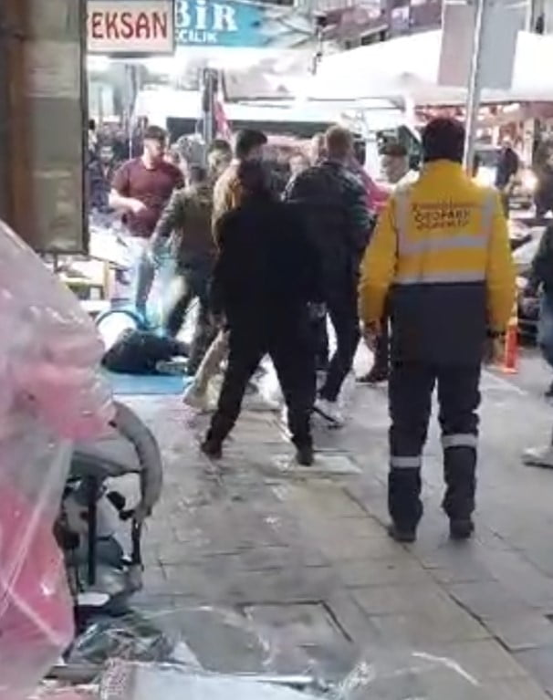 AFYONKARAHİSAR'DA KENTİN EN İŞLEK CADDELERİNDEN BİRİNDE GÜPEGÜNDÜZ YAŞANAN SOPALI VE DEMİR ÇUBUKLU...