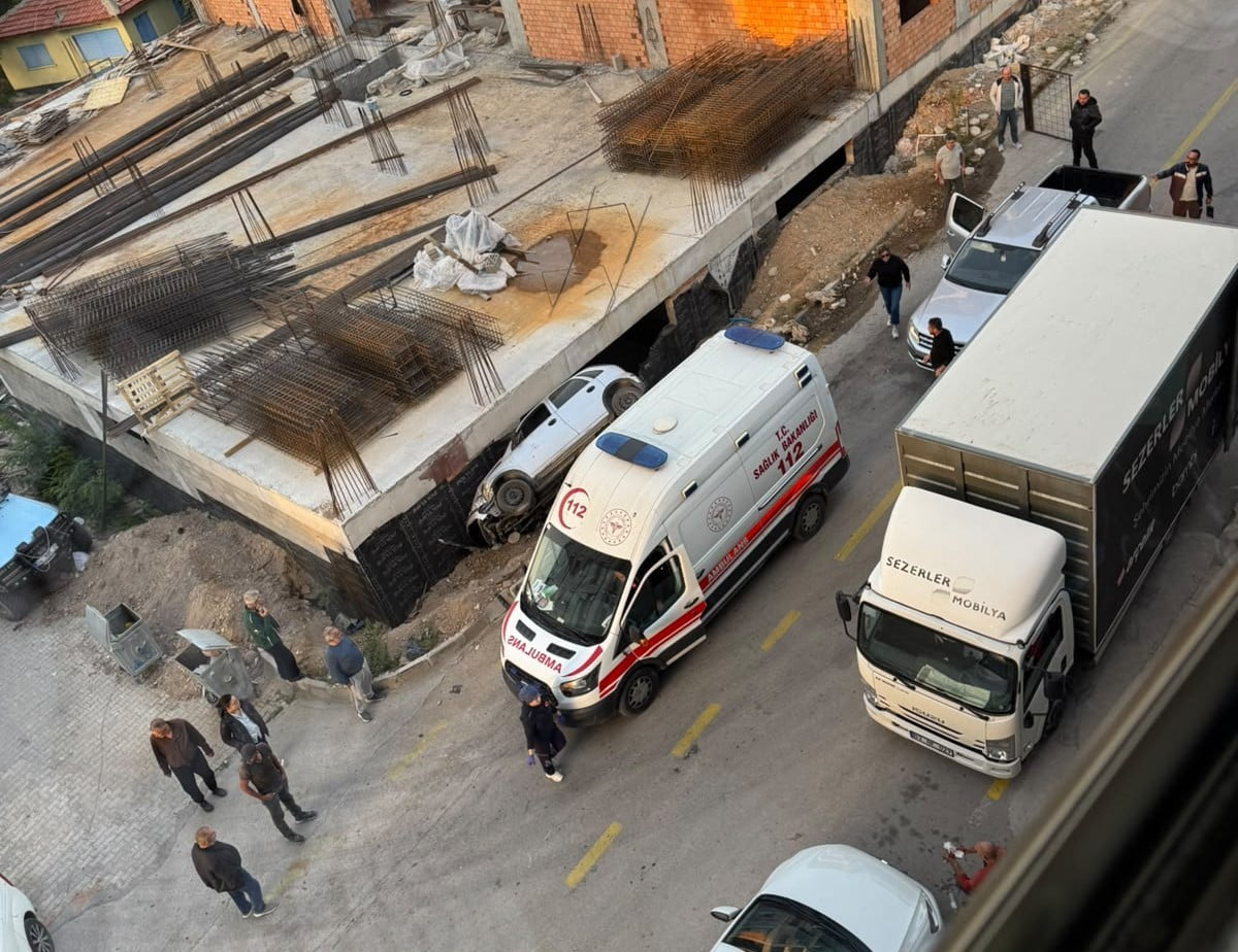 AFYONKARAHİSAR'DA KONTROLDEN ÇIKAN OTOMOBİL, BİR İNŞAATIN TEMELİNE DÜŞTÜ