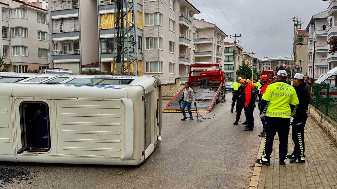 AFYONKARAHİSAR'DA ÖĞRENCİ TAŞIMACILIĞI YAPAN SERVİS ARACI İLE ŞEHİR İÇİ YOLCU TAŞIYAN MİNİBÜSÜN...