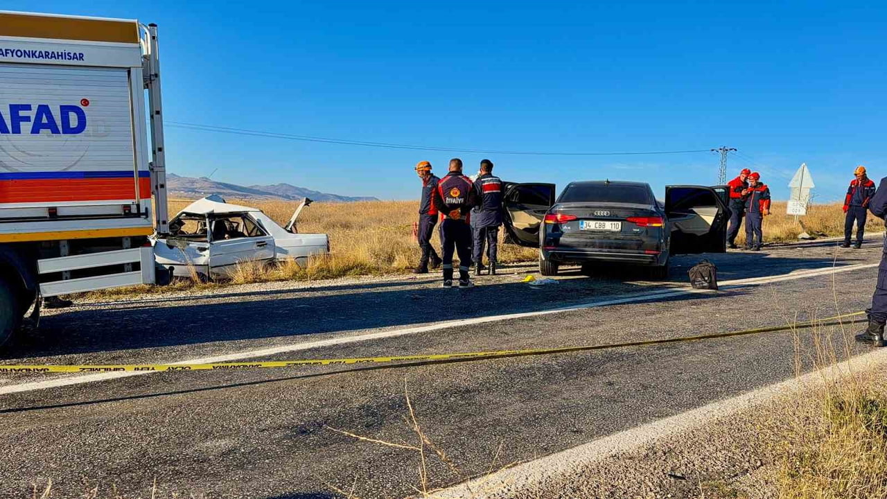AFYONKARAHİSAR'IN EMİRDAĞ İLÇESİNDE İKİ OTOMOBİLİN KAFA KAFAYA ÇARPIŞTIĞI KAZADA 4 KİŞİ HAYATINI...