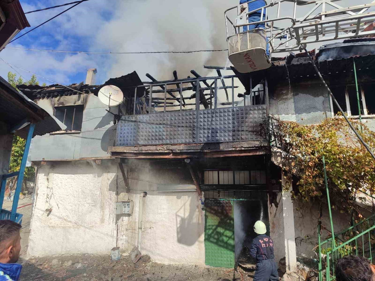 AFYONKARAHİSAR'IN SANDIKLI İLÇESİNE BAĞLI ÇAMBEYLİ KÖYÜNDE İKİ KATLI AHŞAP EVDE ÇIKAN YANGIN...